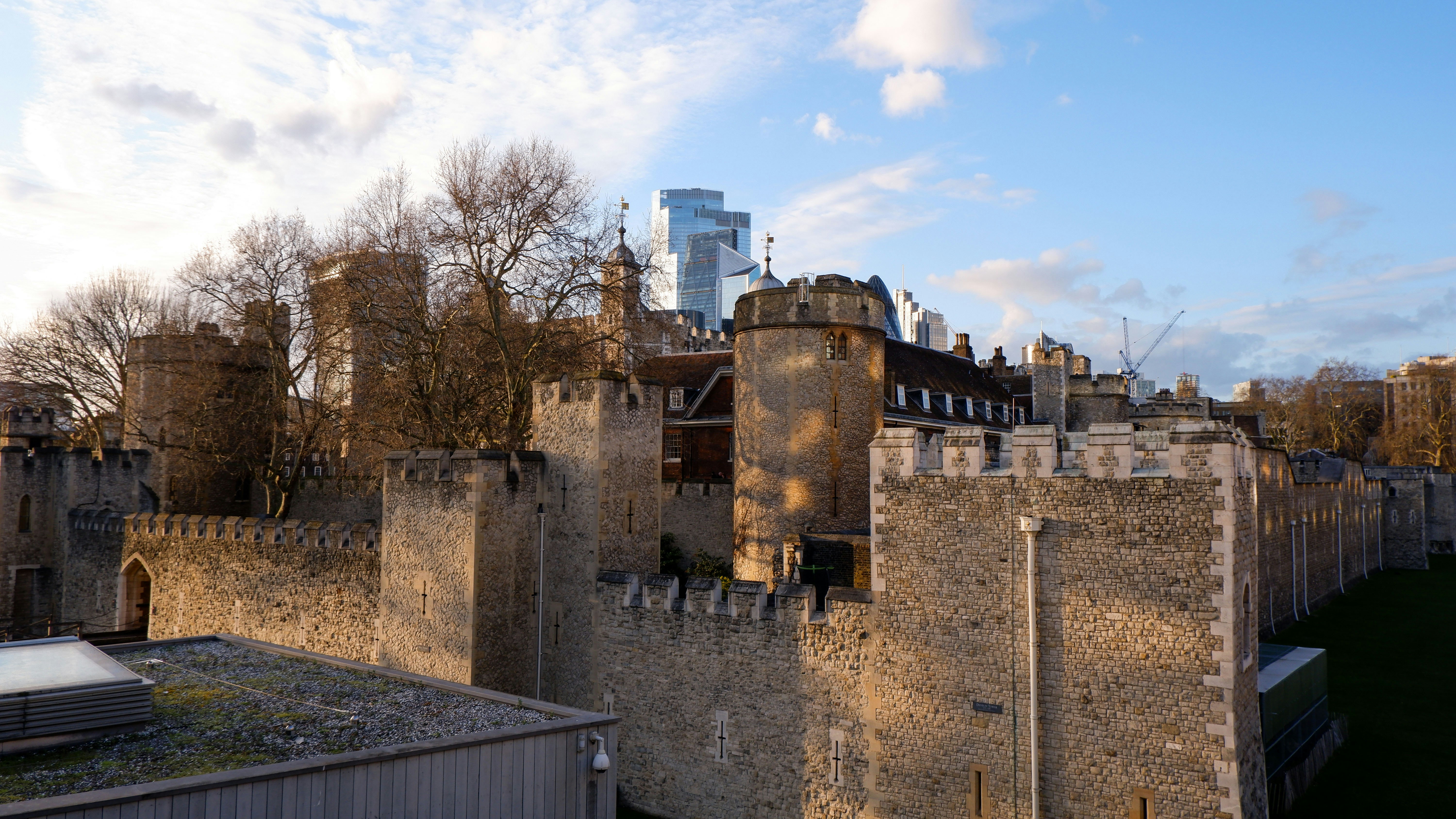Vue printanière sur la Tour de Londres, un lieu historique accueillant de nombreux événements culturels et touristiques