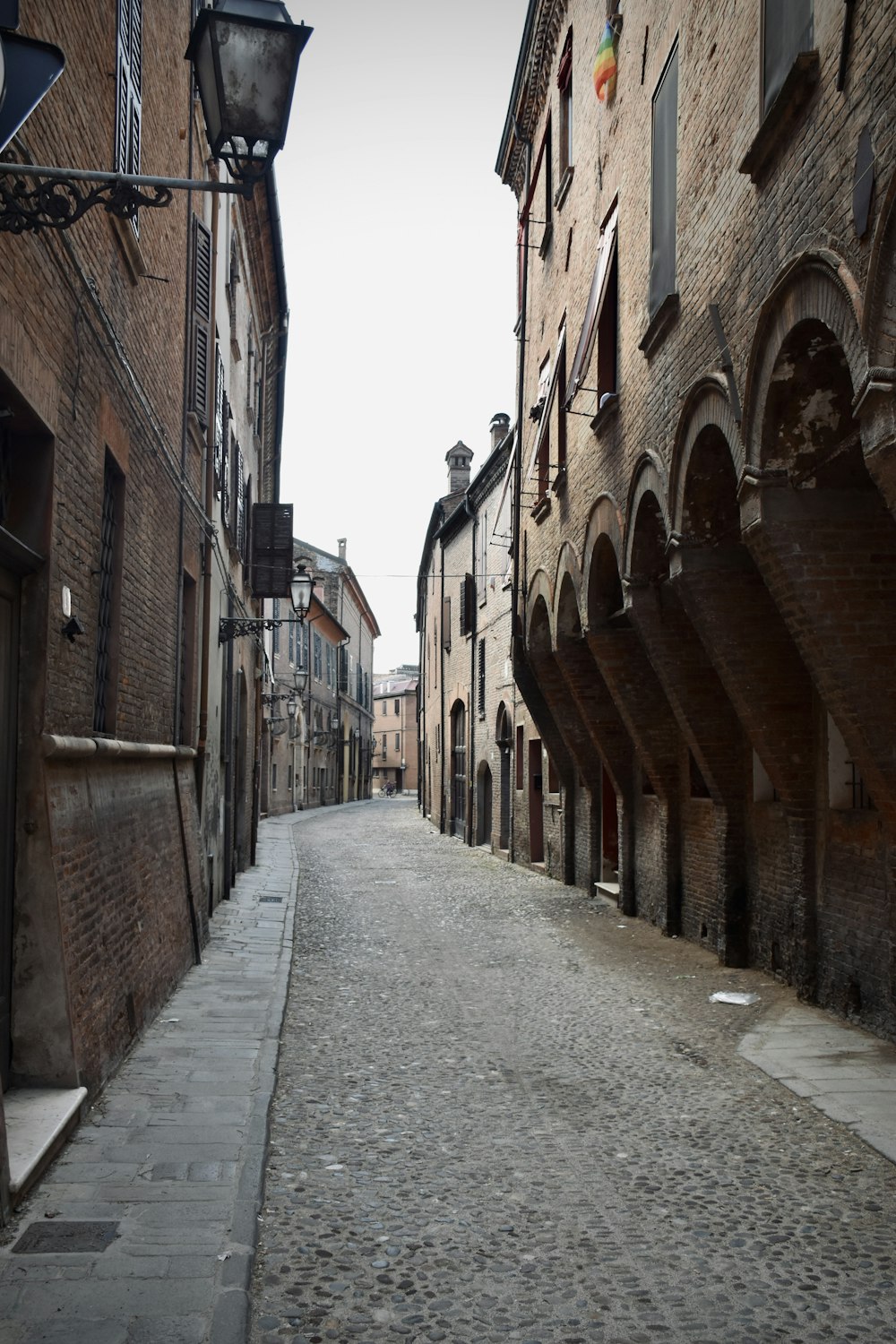 Una calle empedrada bordeada de edificios de ladrillo