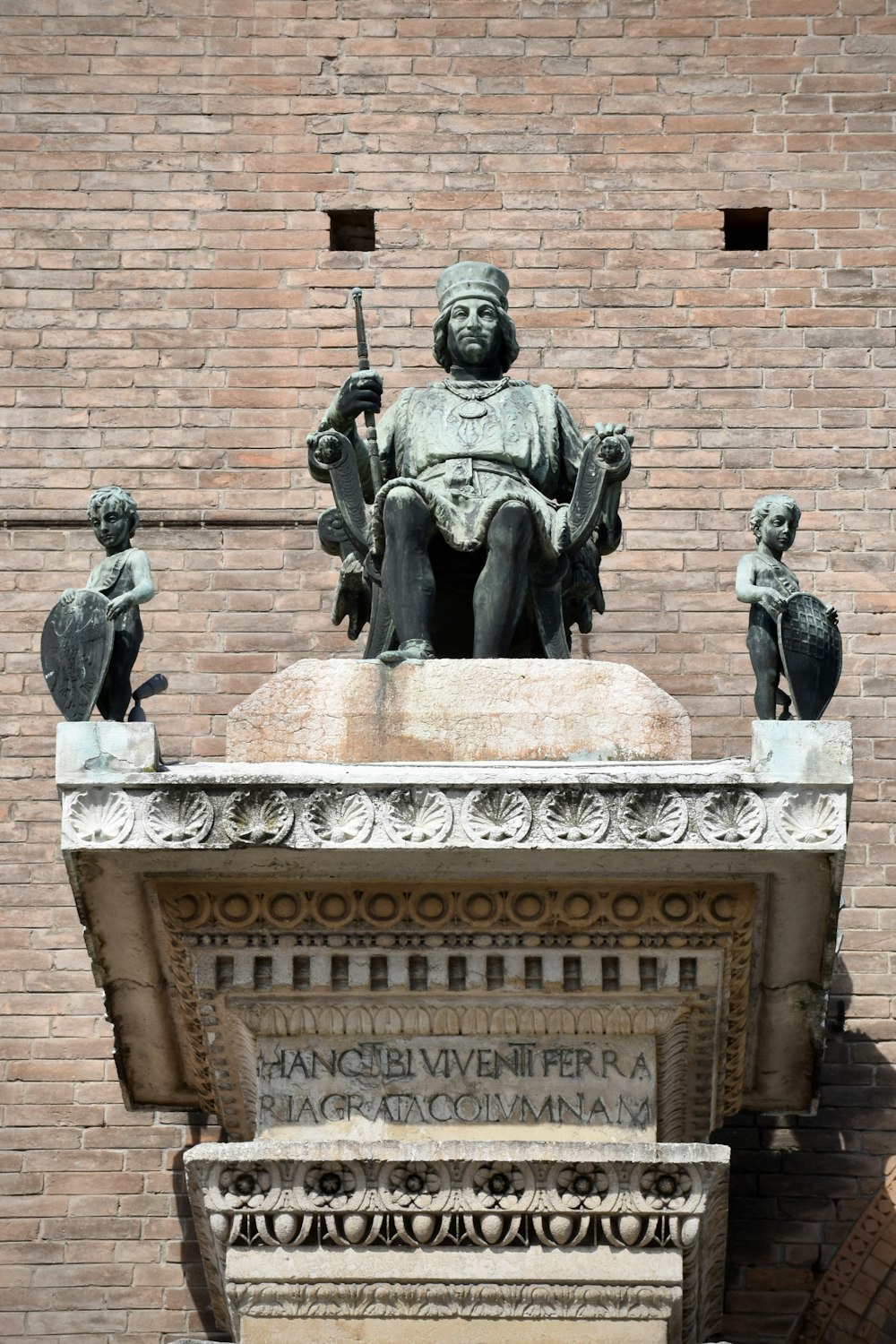 Una estatua de un hombre sentado encima de un banco