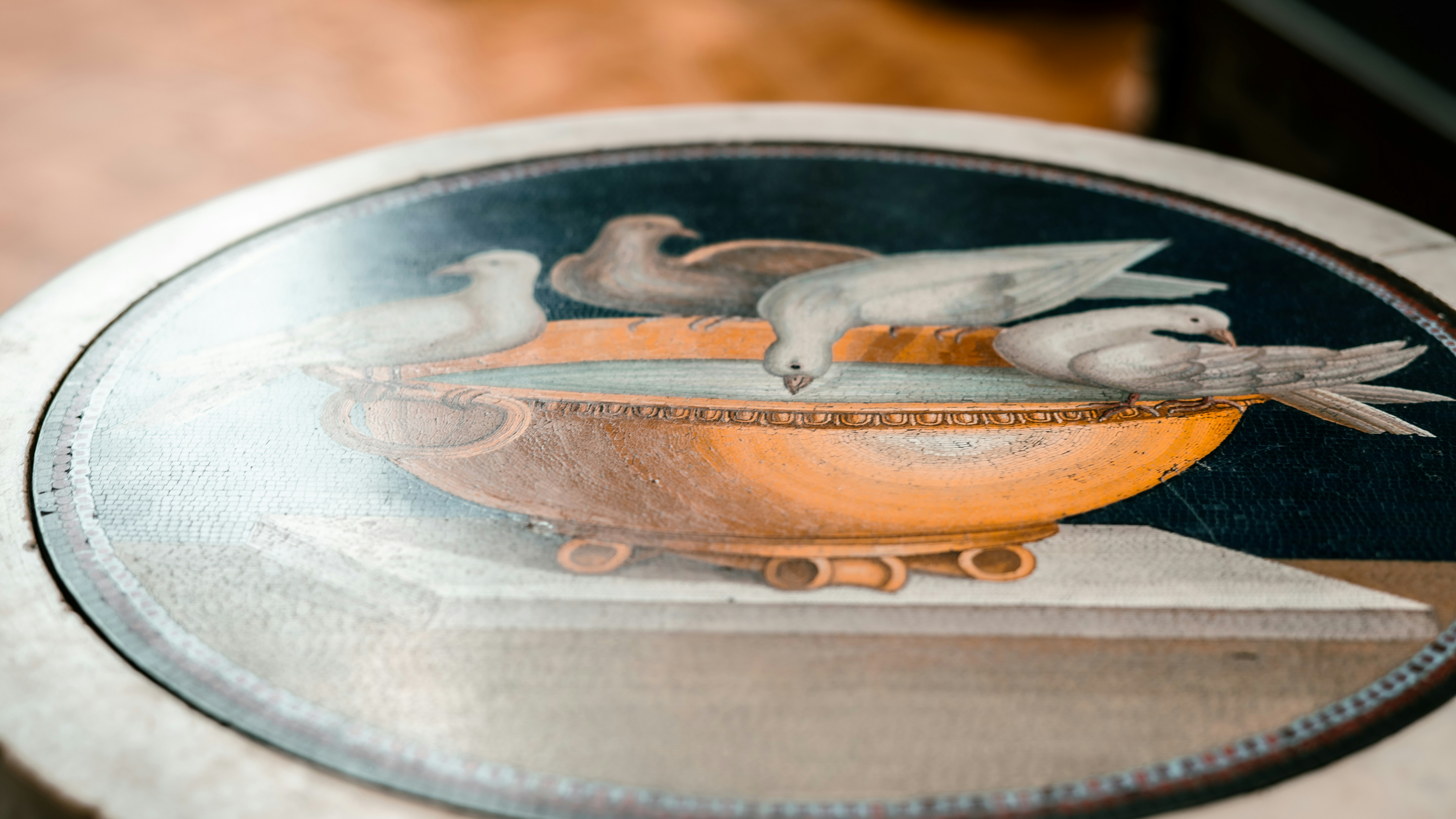 老式茶杯和茶托的特寫鏡頭，放在一堆舊的皮革裝訂書籍旁邊。環境應該感覺舒適優雅，讓人想起18世紀的客廳，柔和的自然光過濾進來。