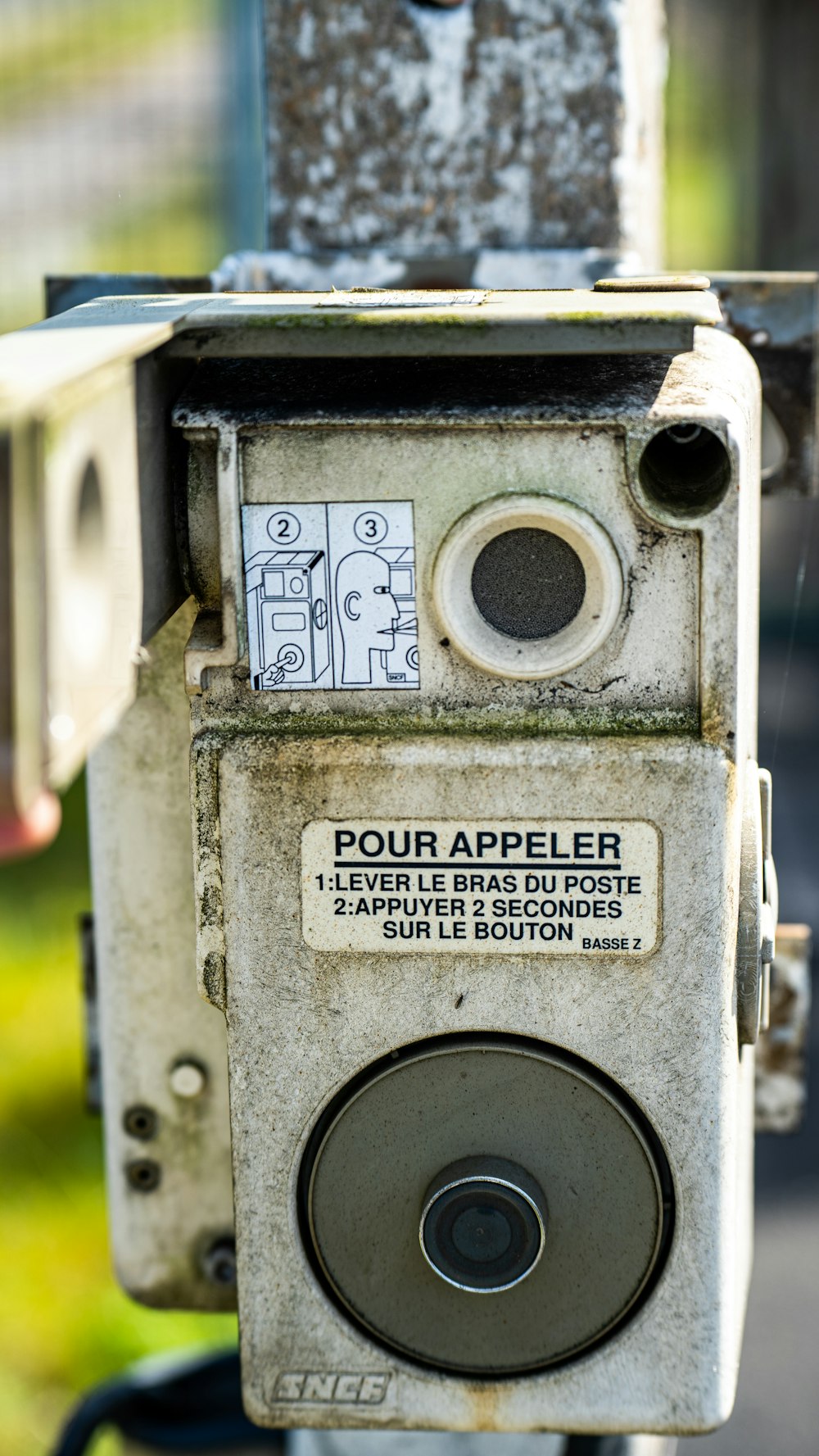 a close up of a metal object on a pole