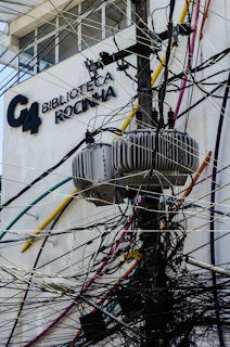 a bunch of wires are tangled up outside of a building