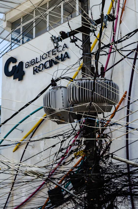 a bunch of wires are tangled up outside of a building
