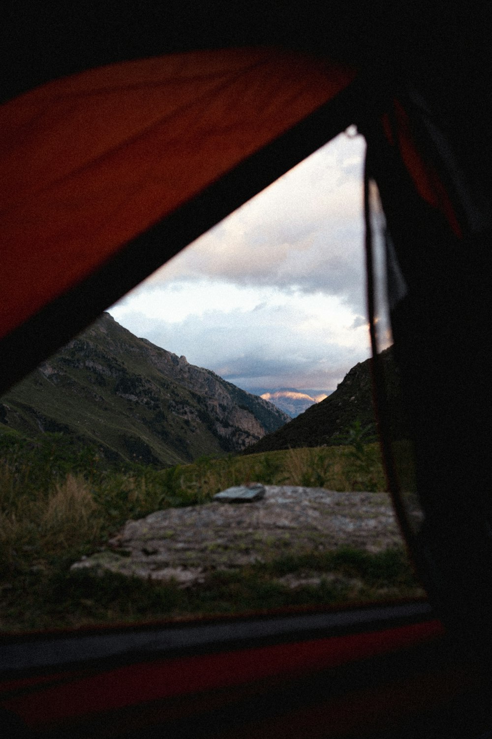 Ein Blick aus dem Inneren eines Zeltes auf eine Bergkette