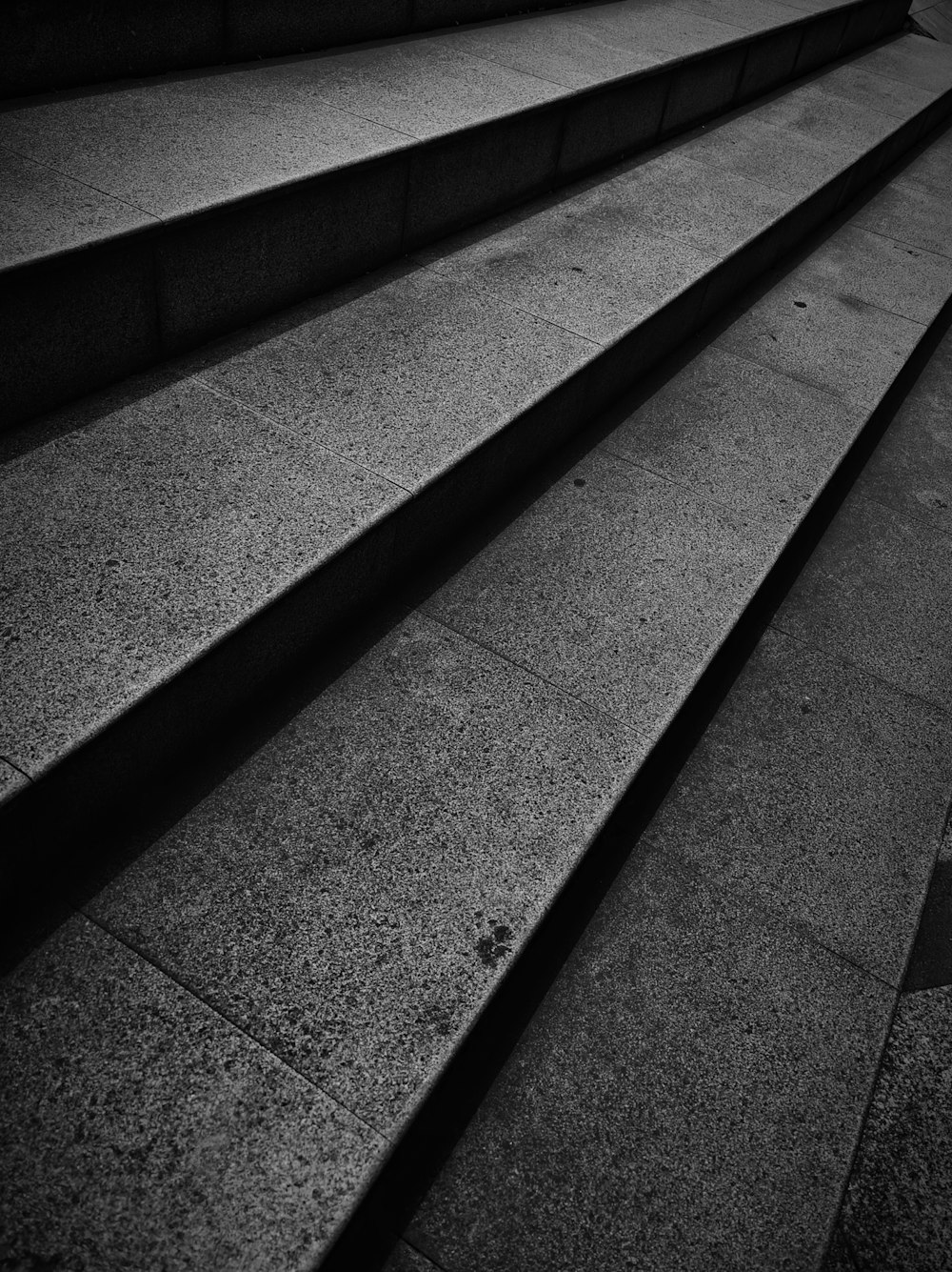 Une photo en noir et blanc de marches en béton