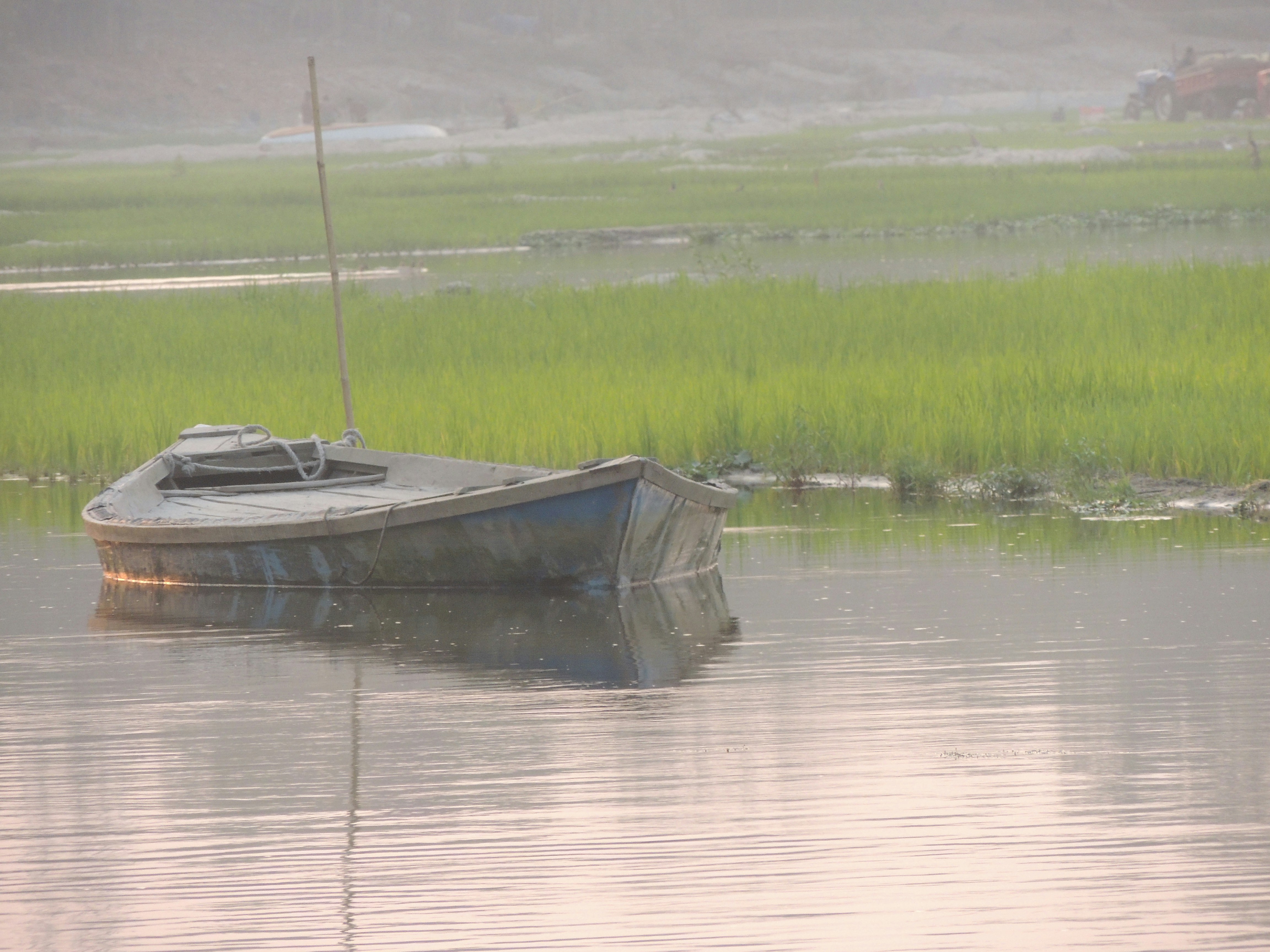 A small boat floating on top of a body of water photo – Free Yellow ...
