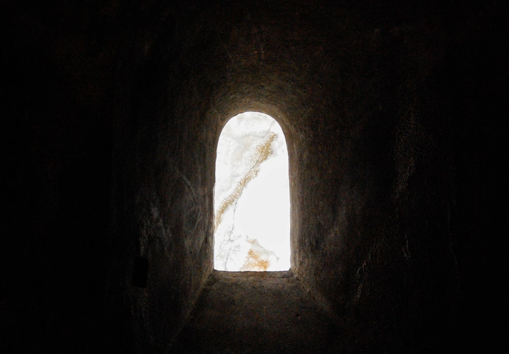 Un túnel oscuro con una pequeña ventana