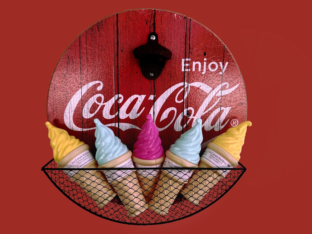 Foto Um sinal de coca-cola com três cones de sorvete – Imagem de Nata  grátis no Unsplash