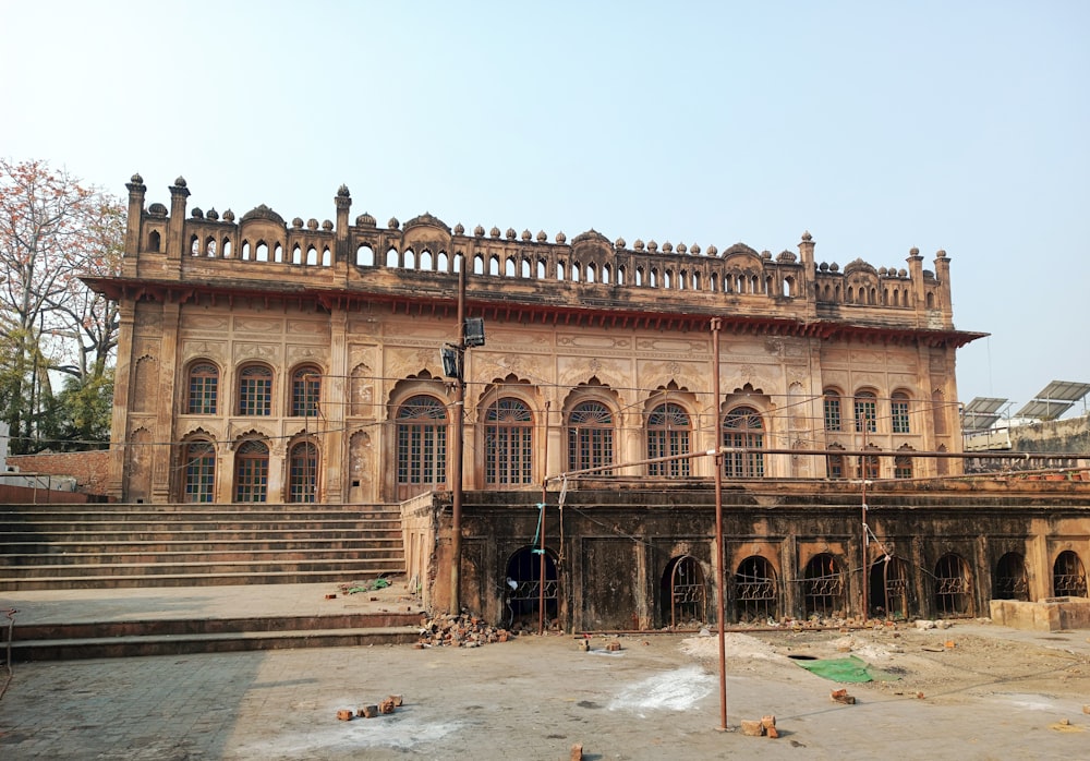 an old building with a lot of windows