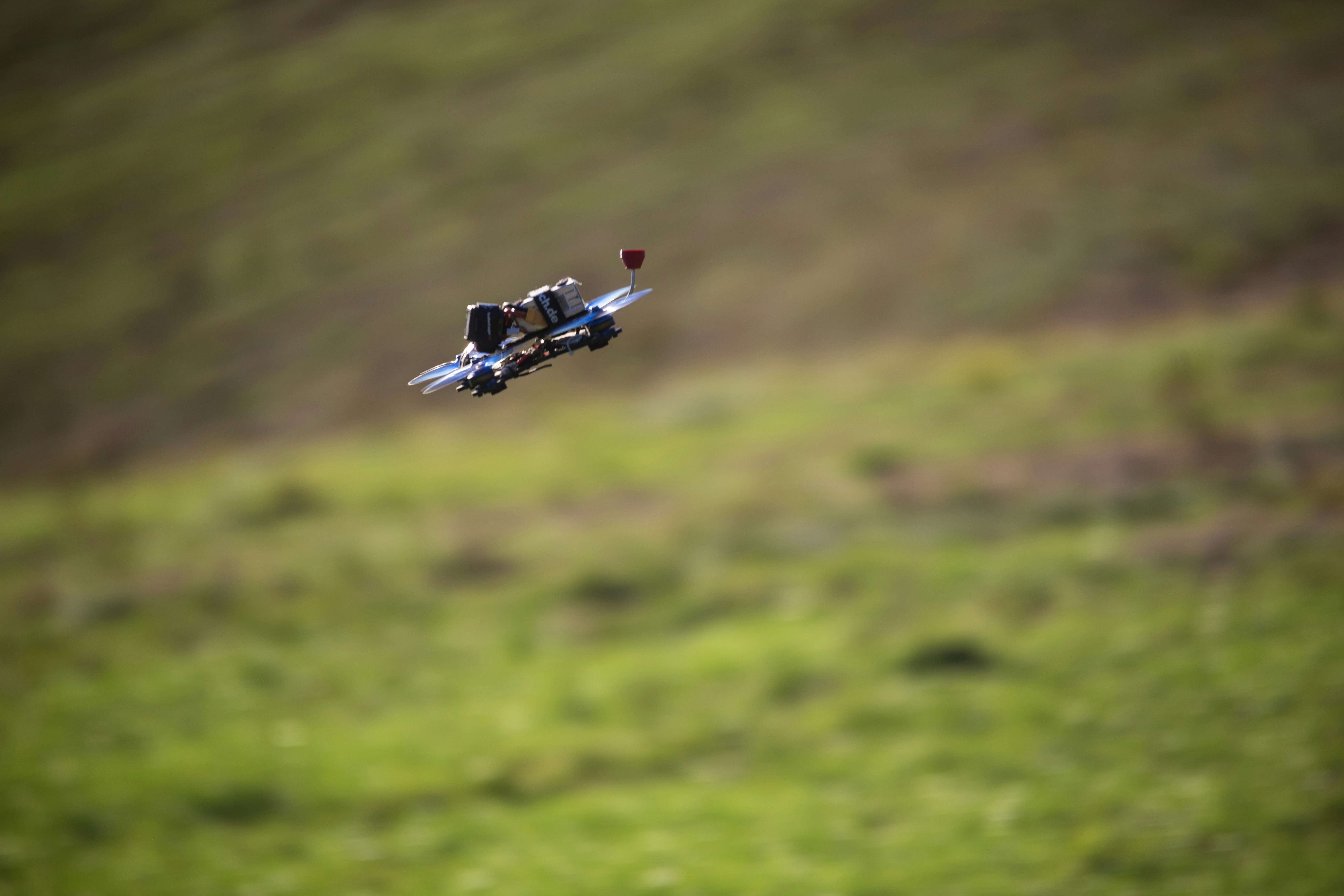 Foto zum Thema Ein kleines Flugzeug fliegt über eine saftig grüne Wiese ...