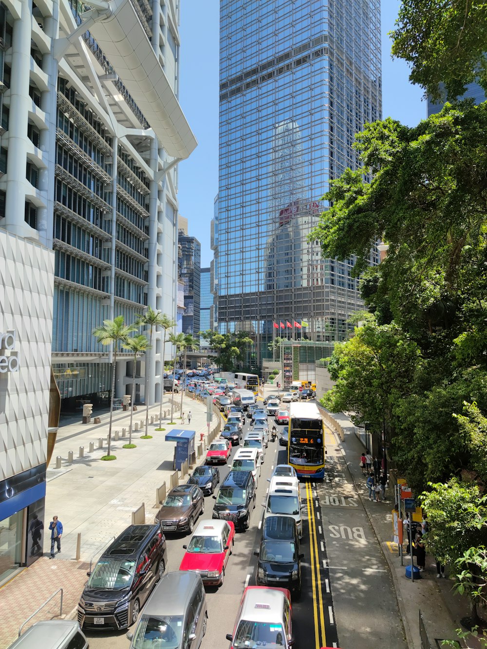 Eine Stadtstraße mit viel Verkehr neben hohen Gebäuden