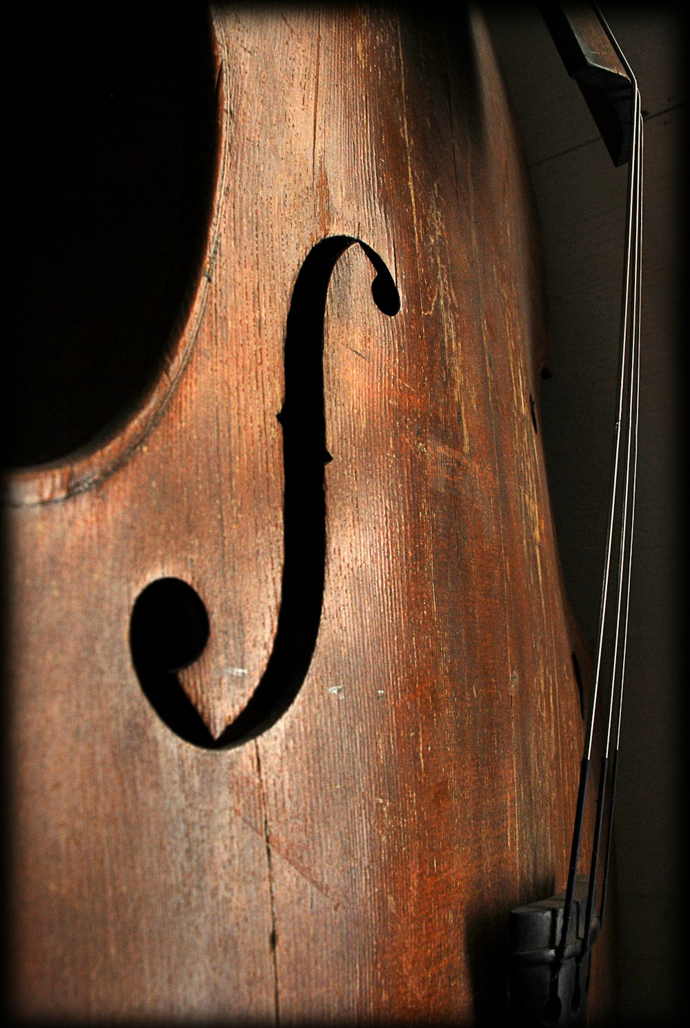 a wooden instrument with a long string attached to it