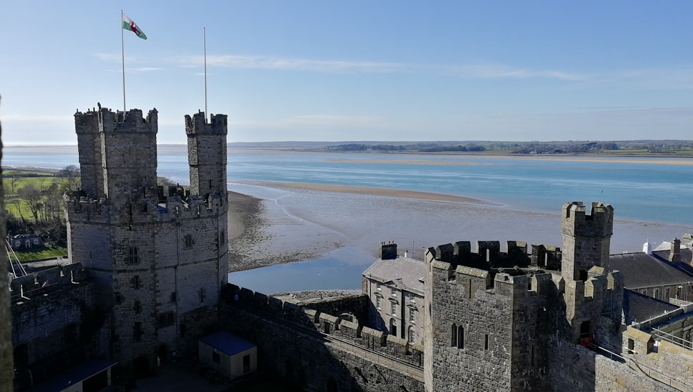 Ein Schloss mit Blick auf ein Gewässer an einem sonnigen Tag