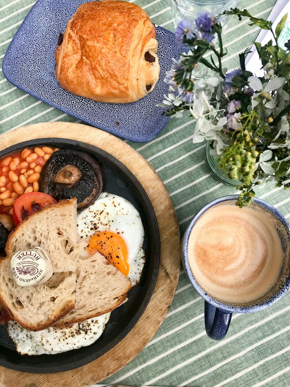 une assiette de nourriture et une tasse de café sur une table