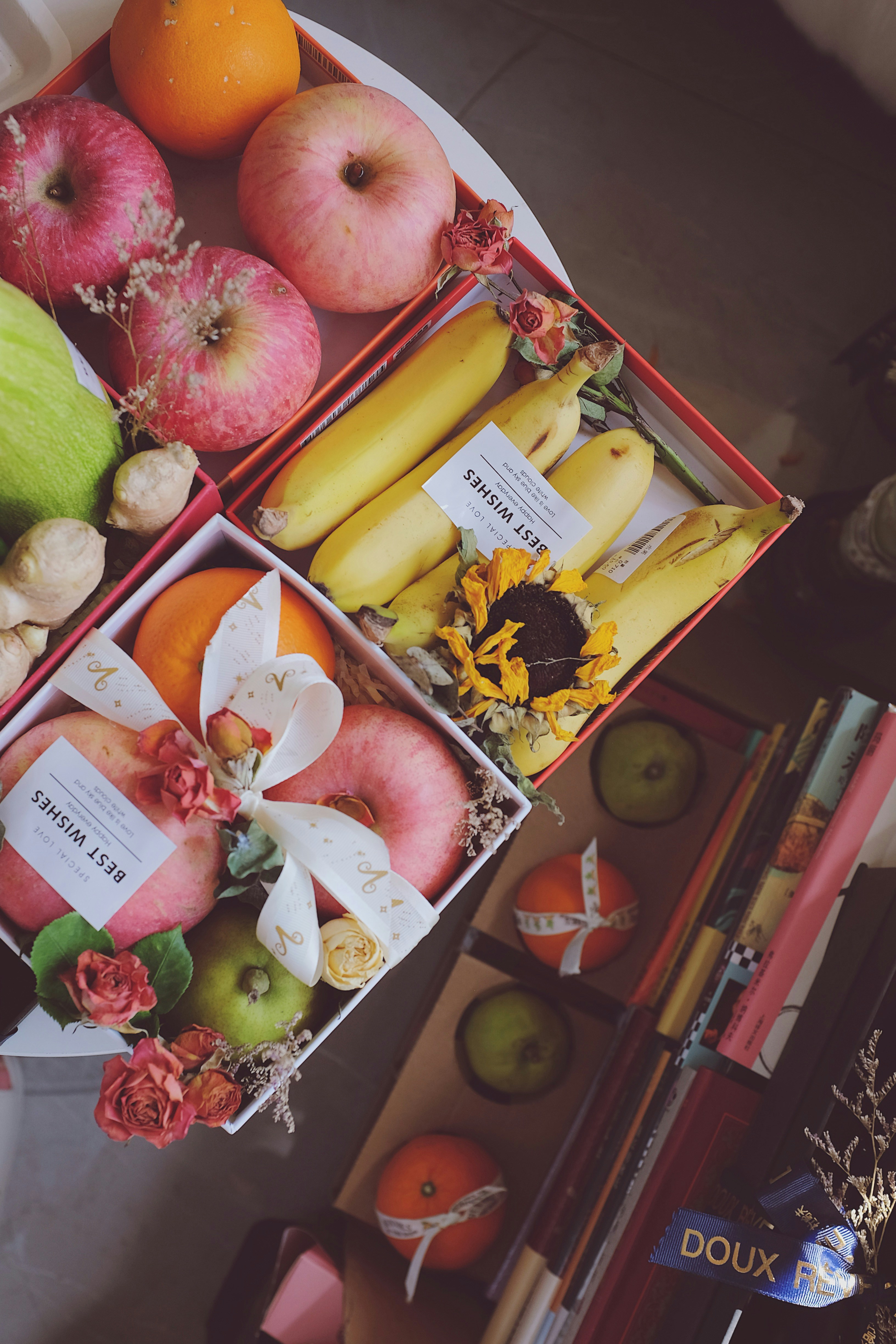 uma mesa coberta com caixas cheias de diferentes tipos de frutas