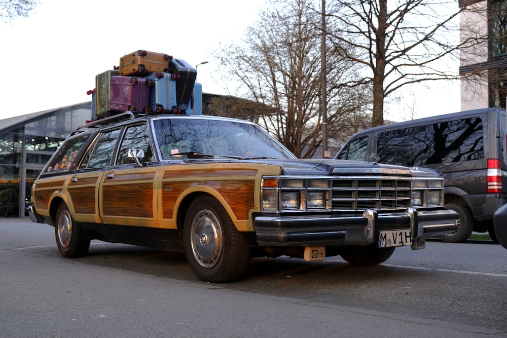 un vieux break avec des bagages sur le dessus