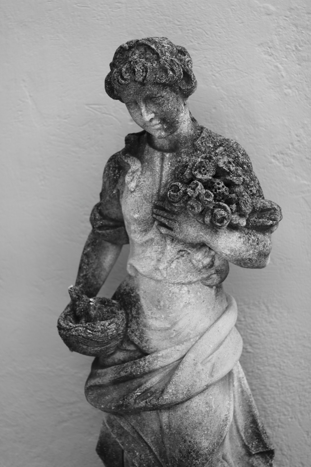 uma foto em preto e branco de uma estátua