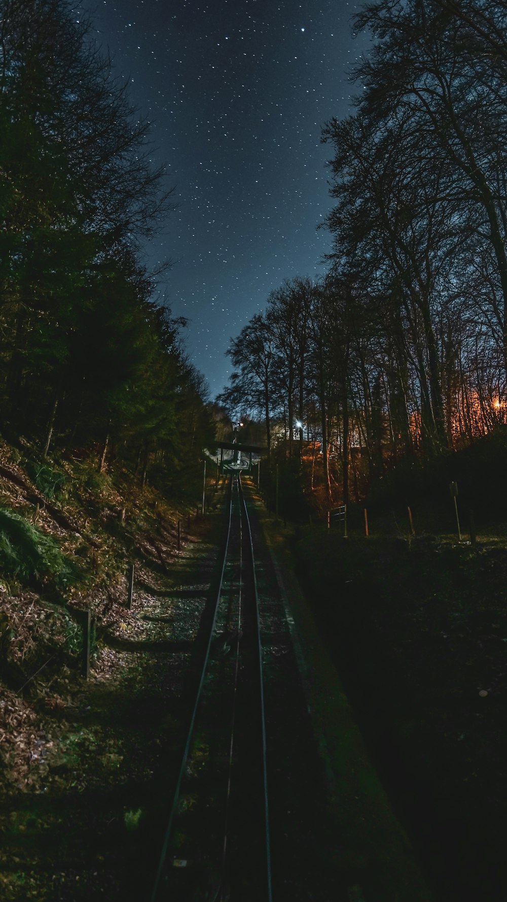 Eine Bahnstrecke unter einem Nachthimmel mit Sternen