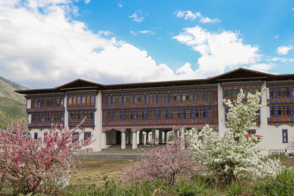 un grande edificio con molte finestre e balconi