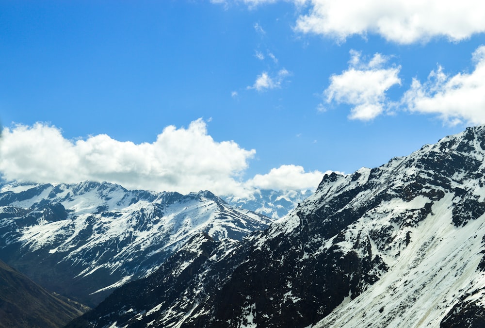 una vista di una catena montuosa con neve su di esso