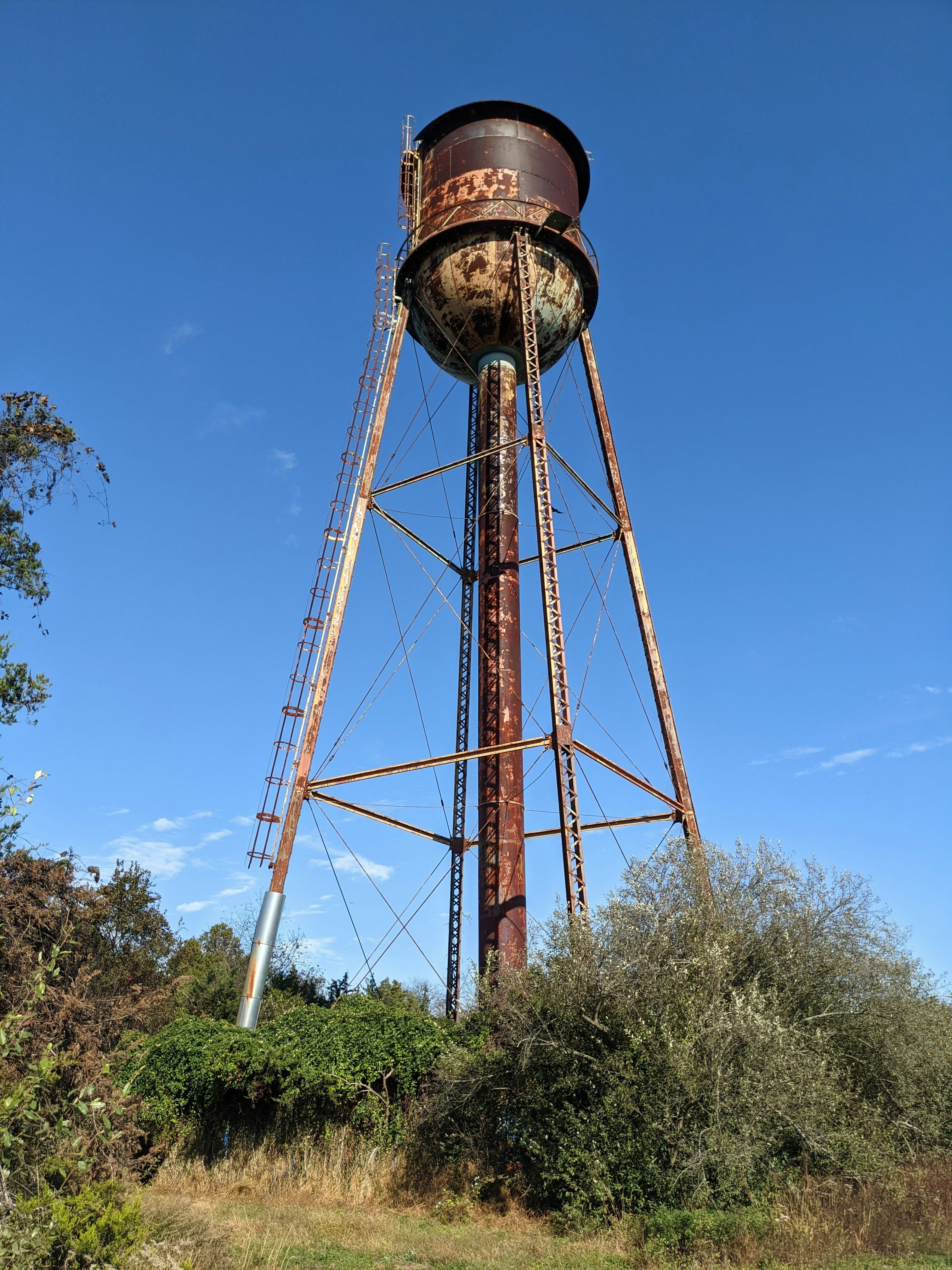 Un vieux château d’eau rouillé au milieu de nulle part
