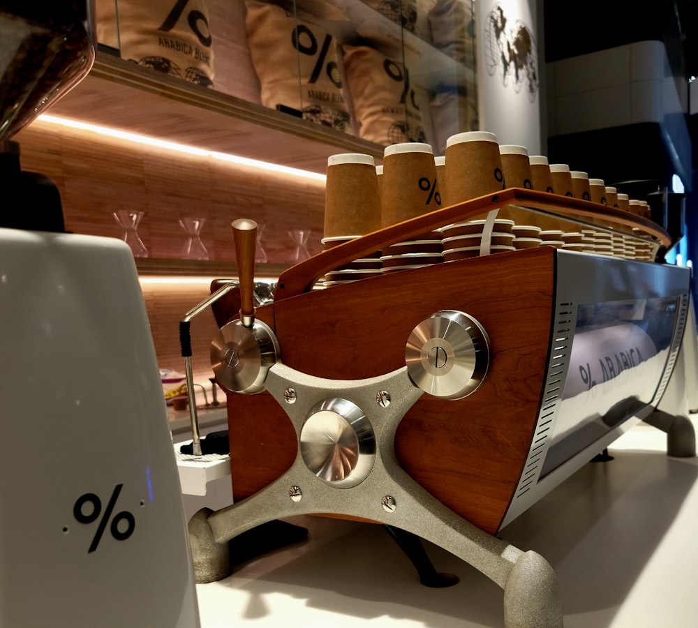 Un primer plano de una máquina de café sobre una mesa