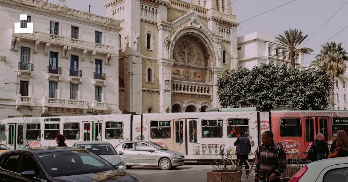 Foto zum Thema Eine Gruppe von Autos parkt vor einem Gebäude ...