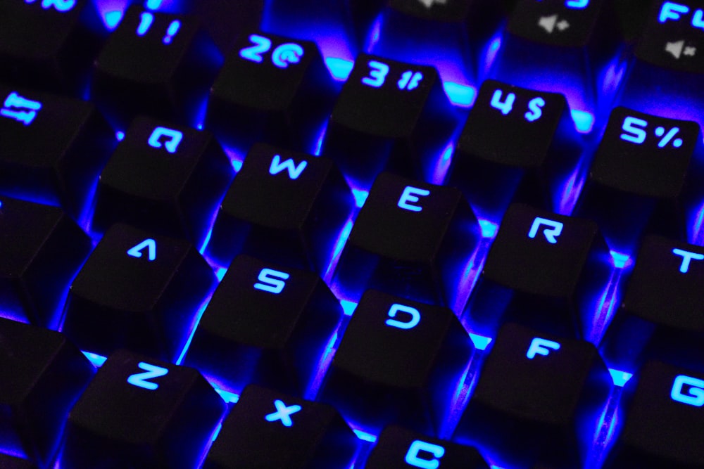 um close up de um teclado com luzes azuis