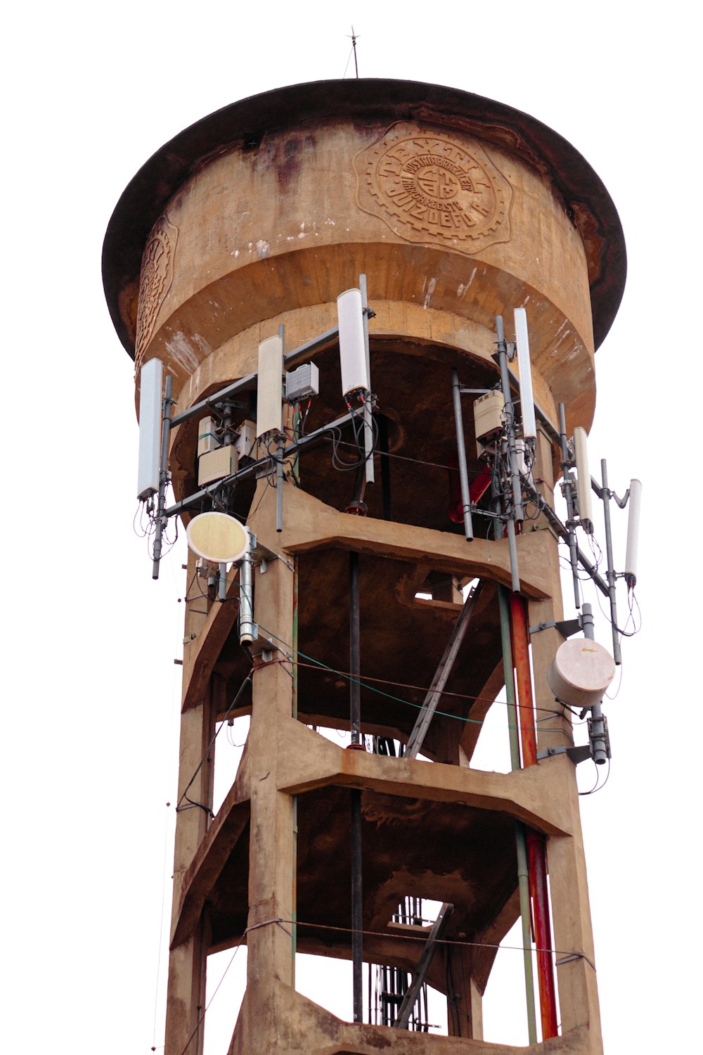 uma torre alta com um relógio em cima dela