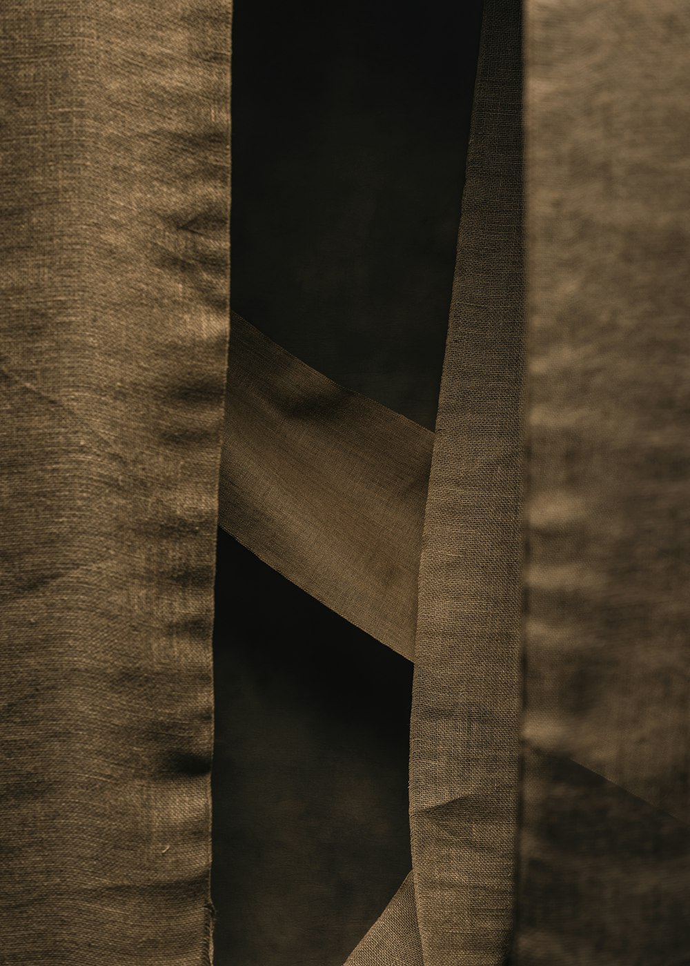 uma foto em preto e branco de uma cortina