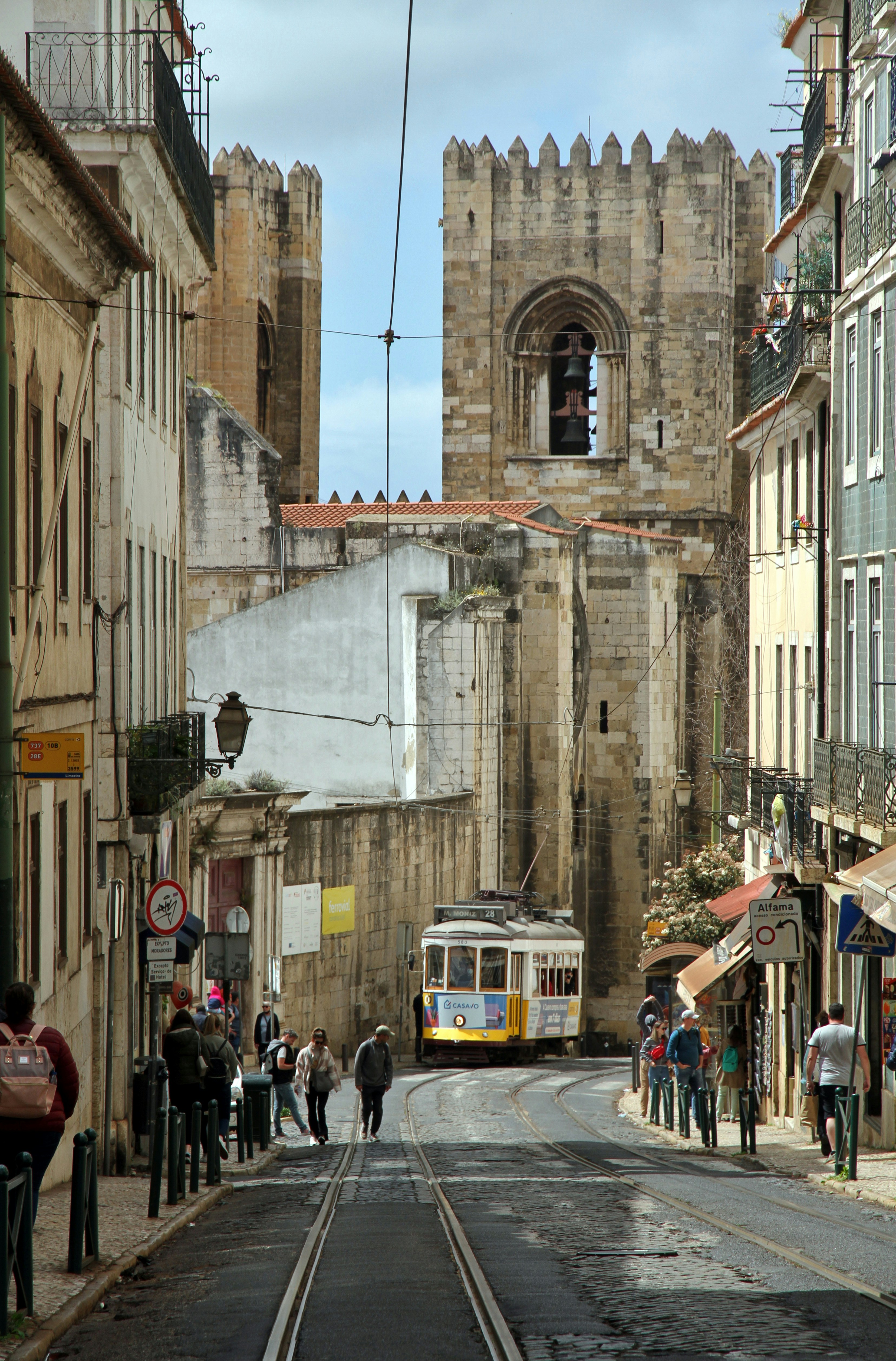 uma cena de rua com pessoas andando na beira da estrada