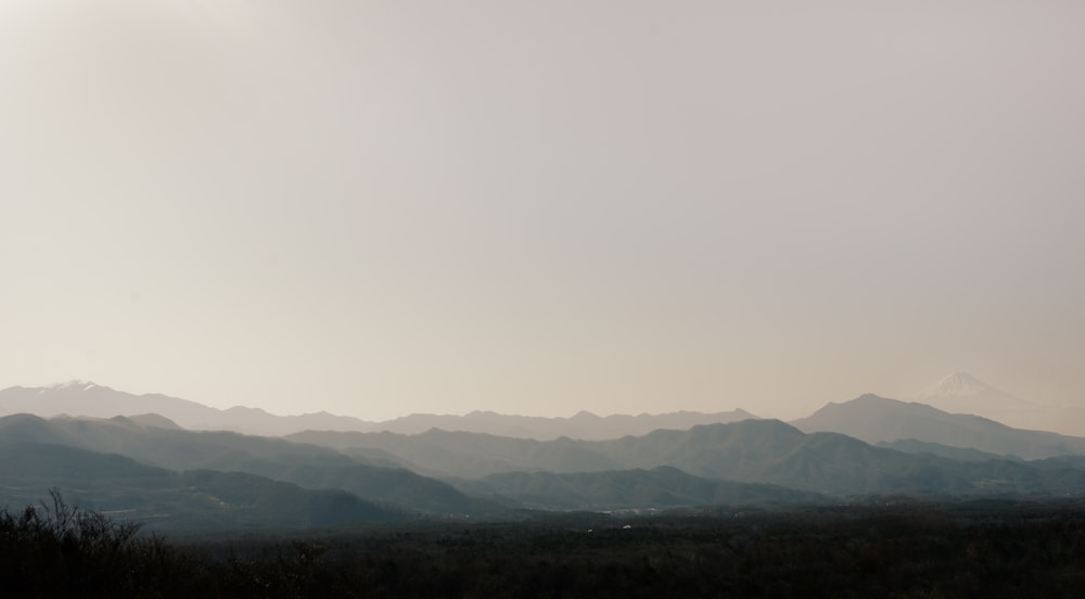 une vue d’une chaîne de montagnes au loin