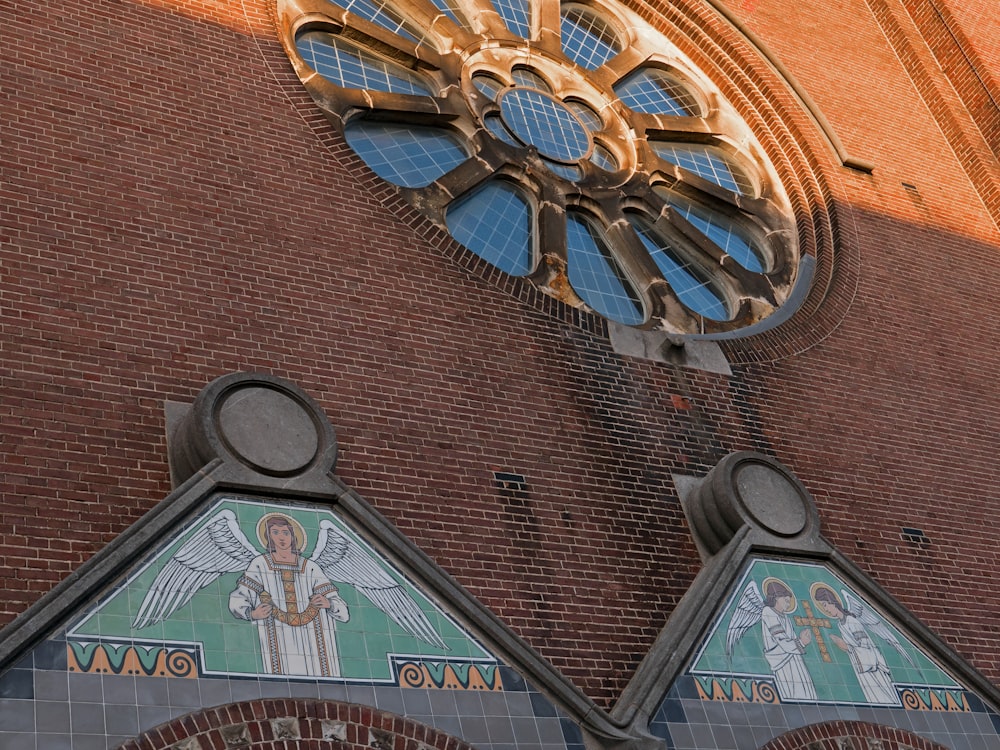 une grande horloge sur le côté d’un bâtiment