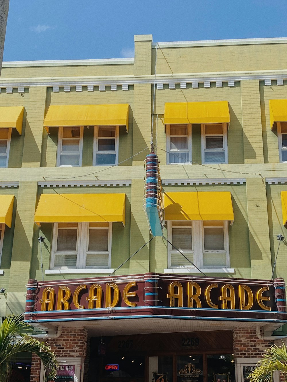 Ein Gebäude mit einem Schild mit der Aufschrift Arcade Arcade