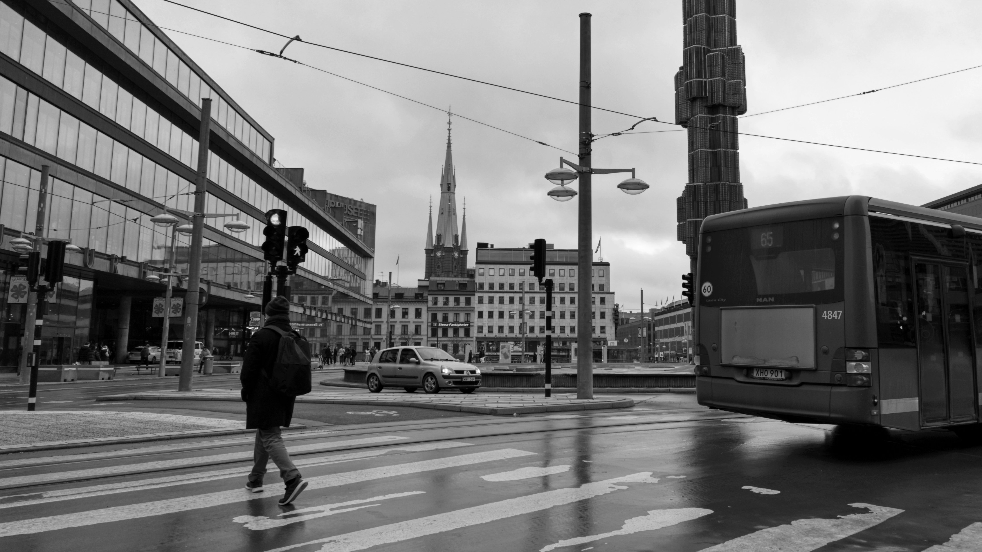 Ein Schwarz-Weiß-Foto einer Stadtstraße