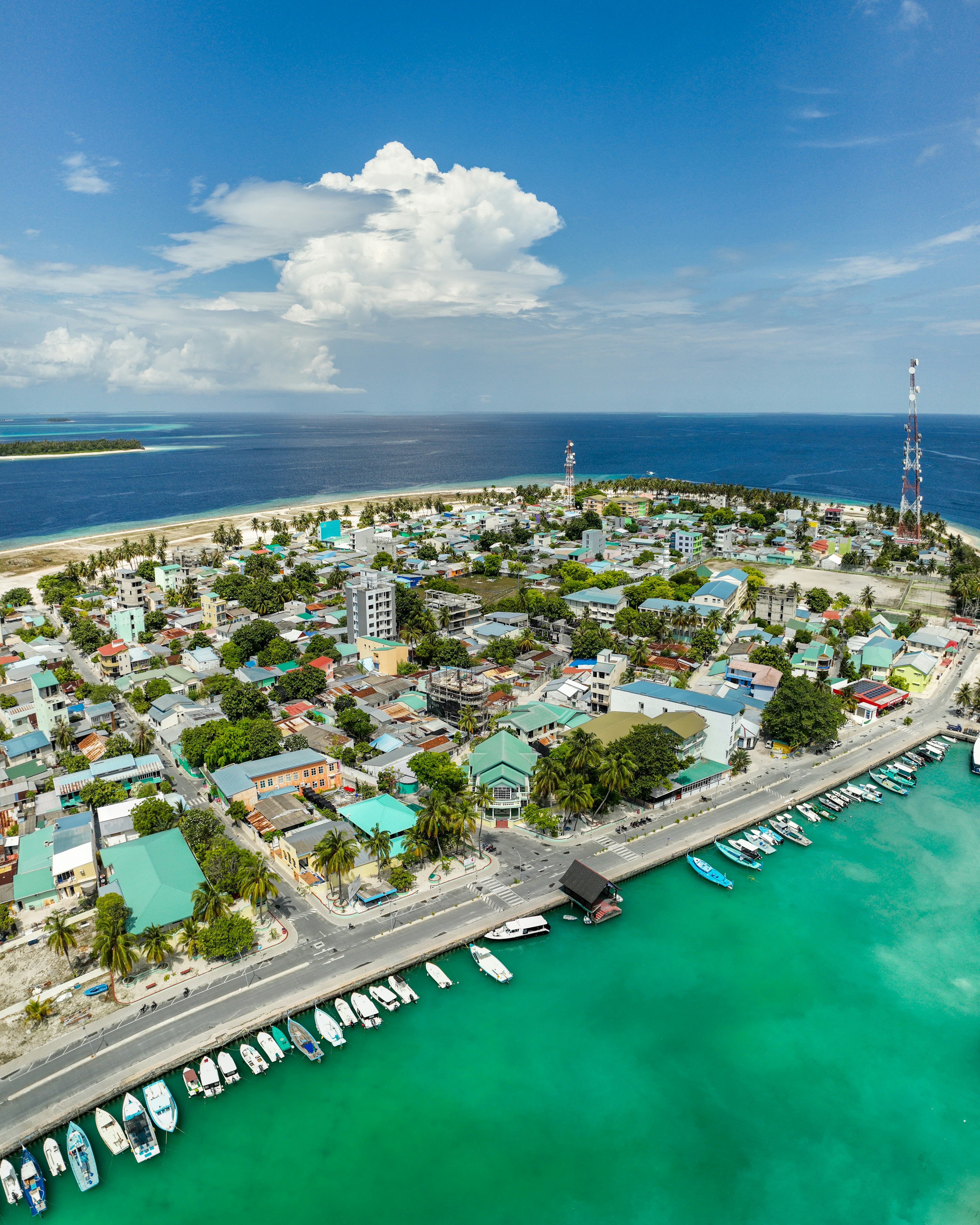 Luftaufnahme einer kleinen Stadt am Meer