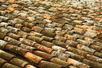 a large amount of old rusty roof tiles
