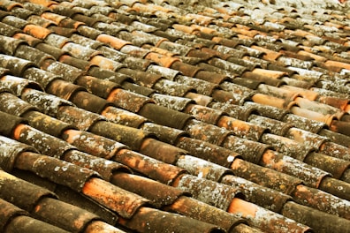 a large amount of old rusty roof tiles