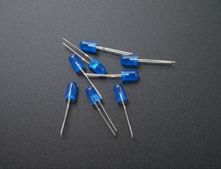 a group of blue capacitors sitting on top of a table