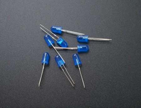 a group of blue capacitors sitting on top of a table