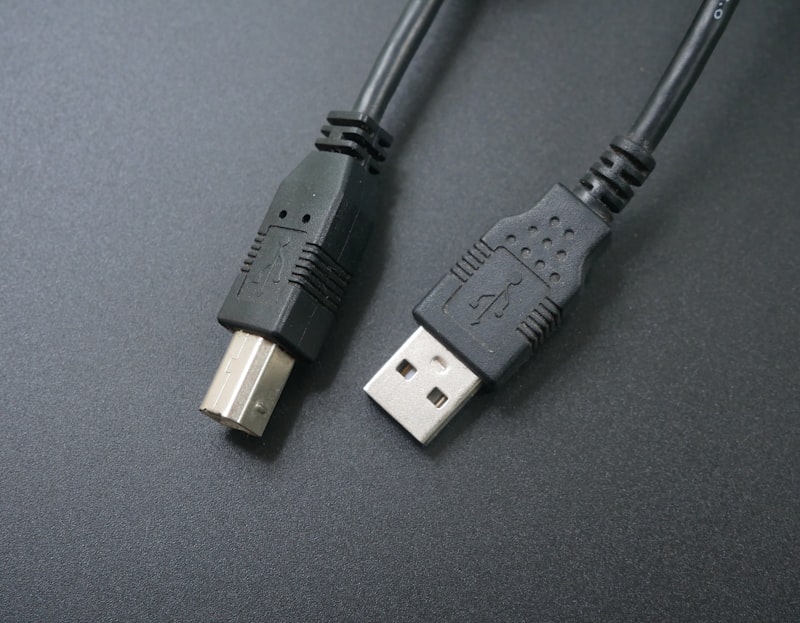 Câble USB posé sur une table claire