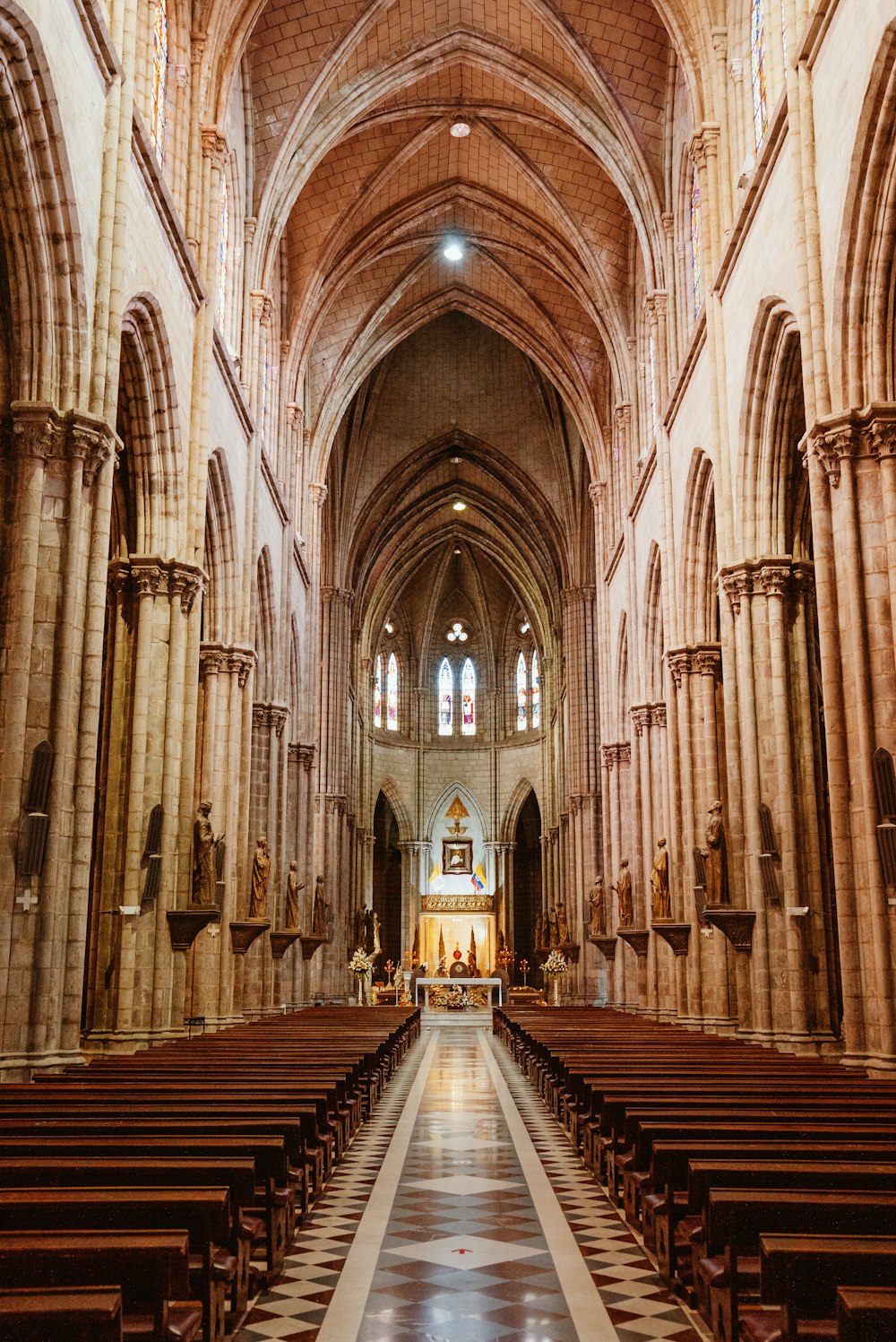 uma grande catedral com bancos e vitrais