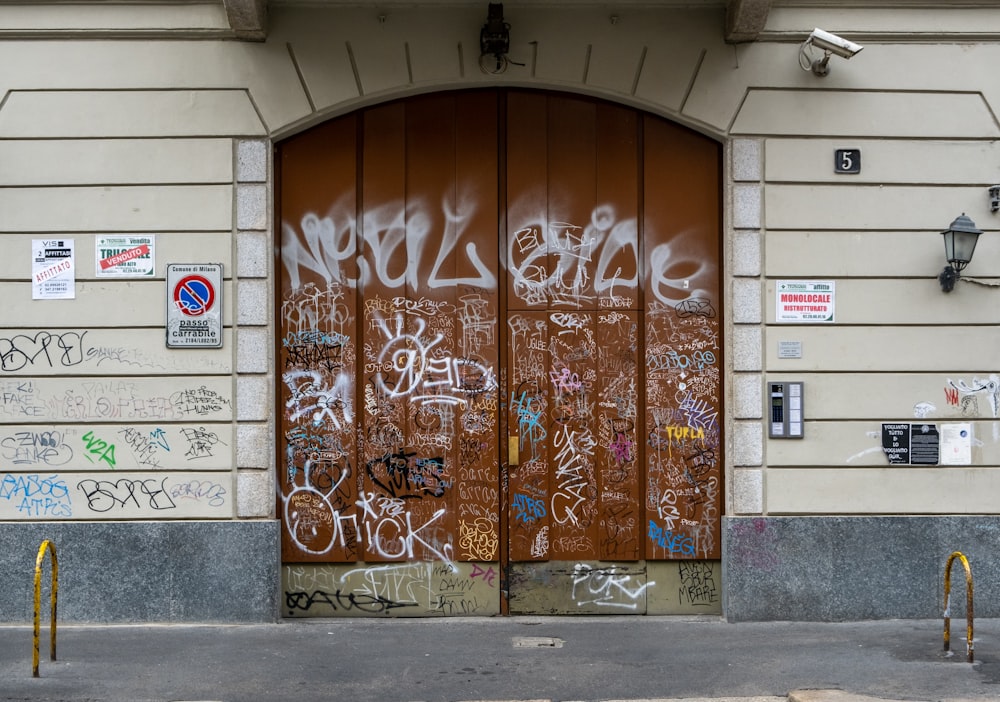 a building with a bunch of graffiti on it