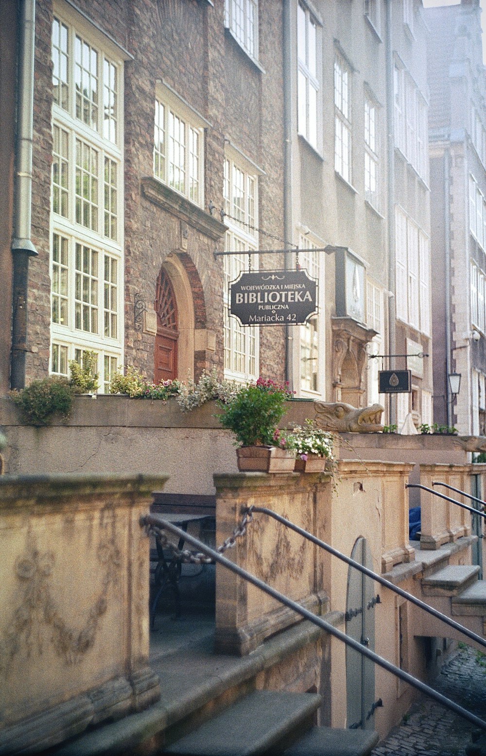 Ein Steingebäude mit einem Schild, auf dem Bluetor steht