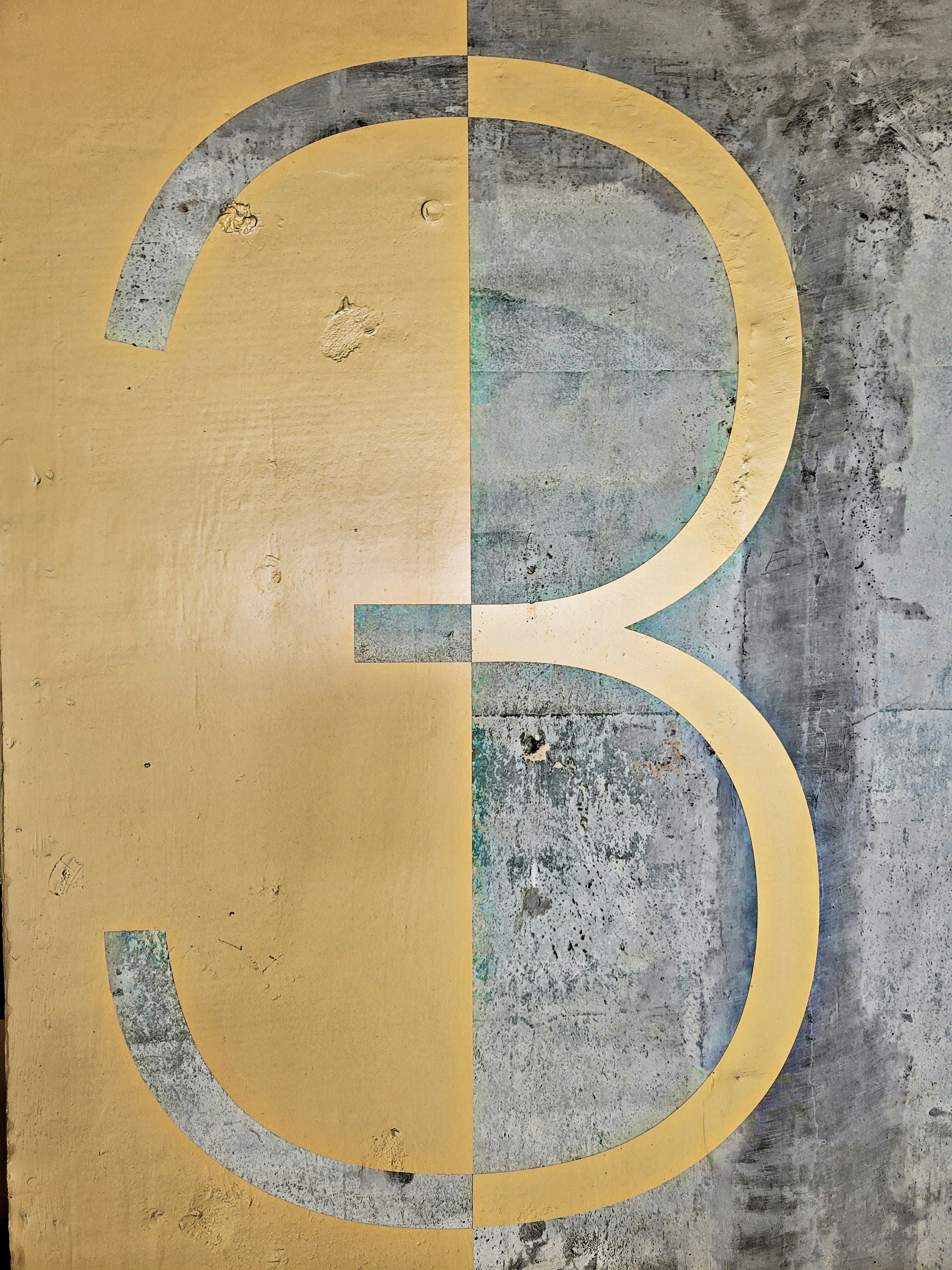 Le chiffre cinq peint sur le côté d’un bâtiment