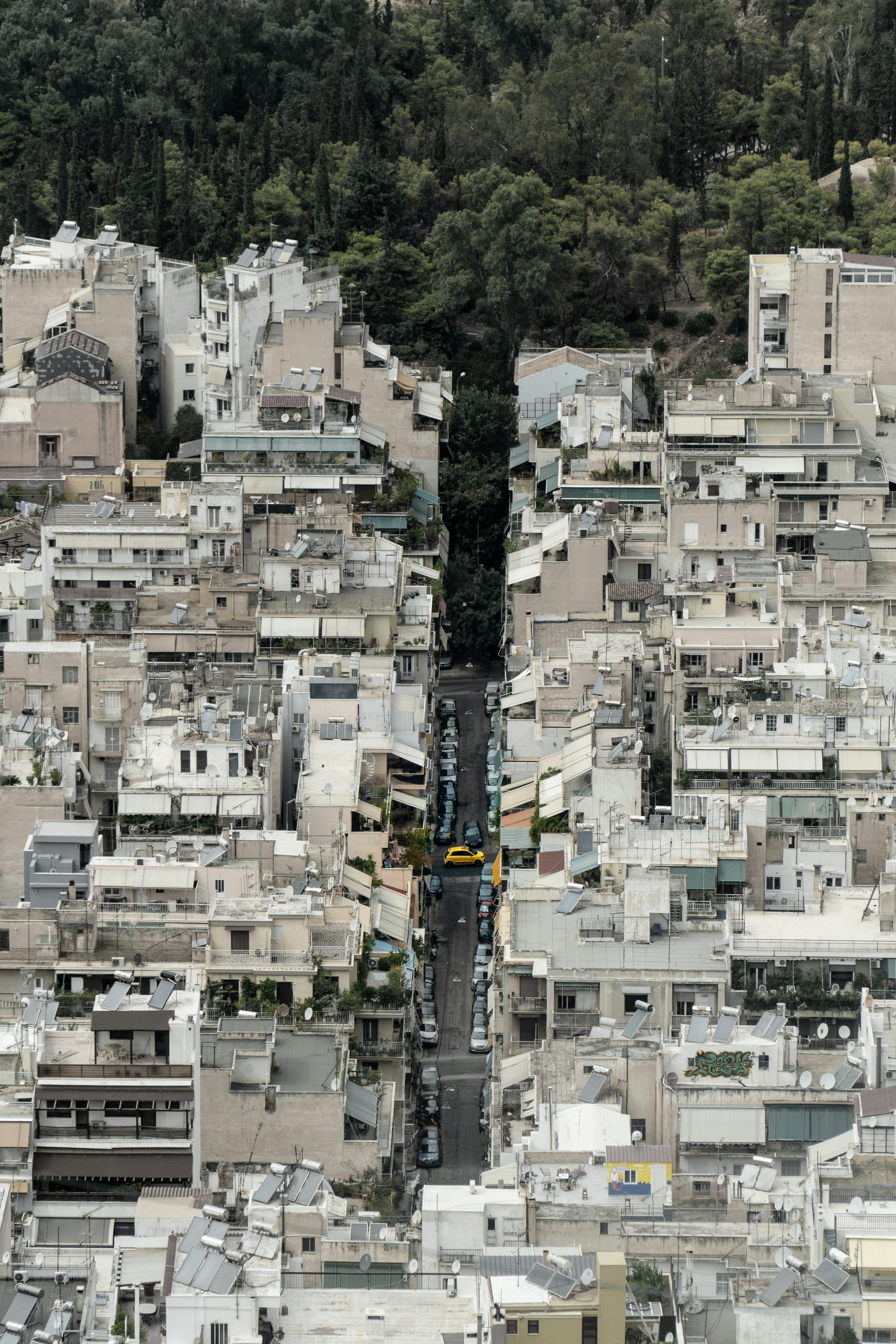 Luftaufnahme einer Stadt mit vielen Gebäuden