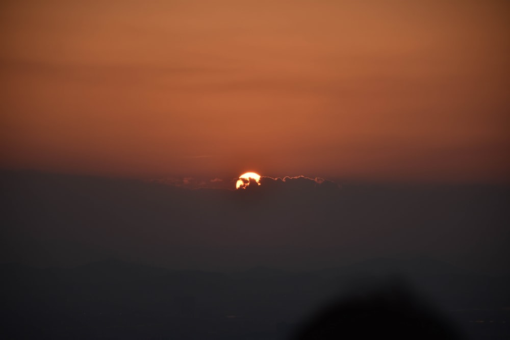 Il sole sta tramontando sulle montagne in lontananza