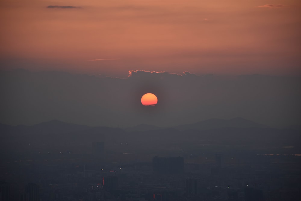 Il sole sta tramontando sullo skyline della città