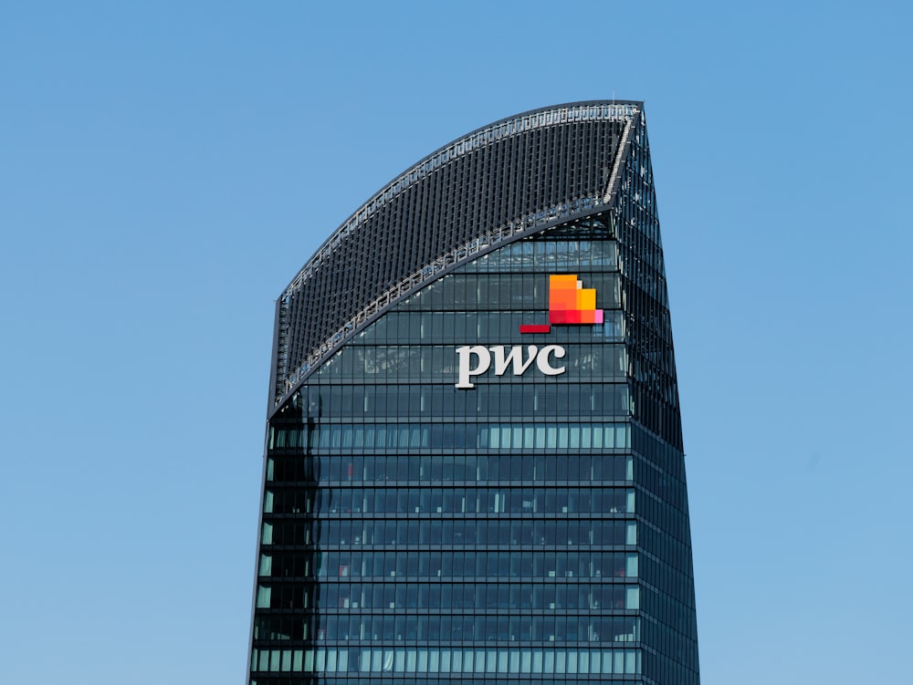 Un edificio alto con un logo PWC sopra di esso