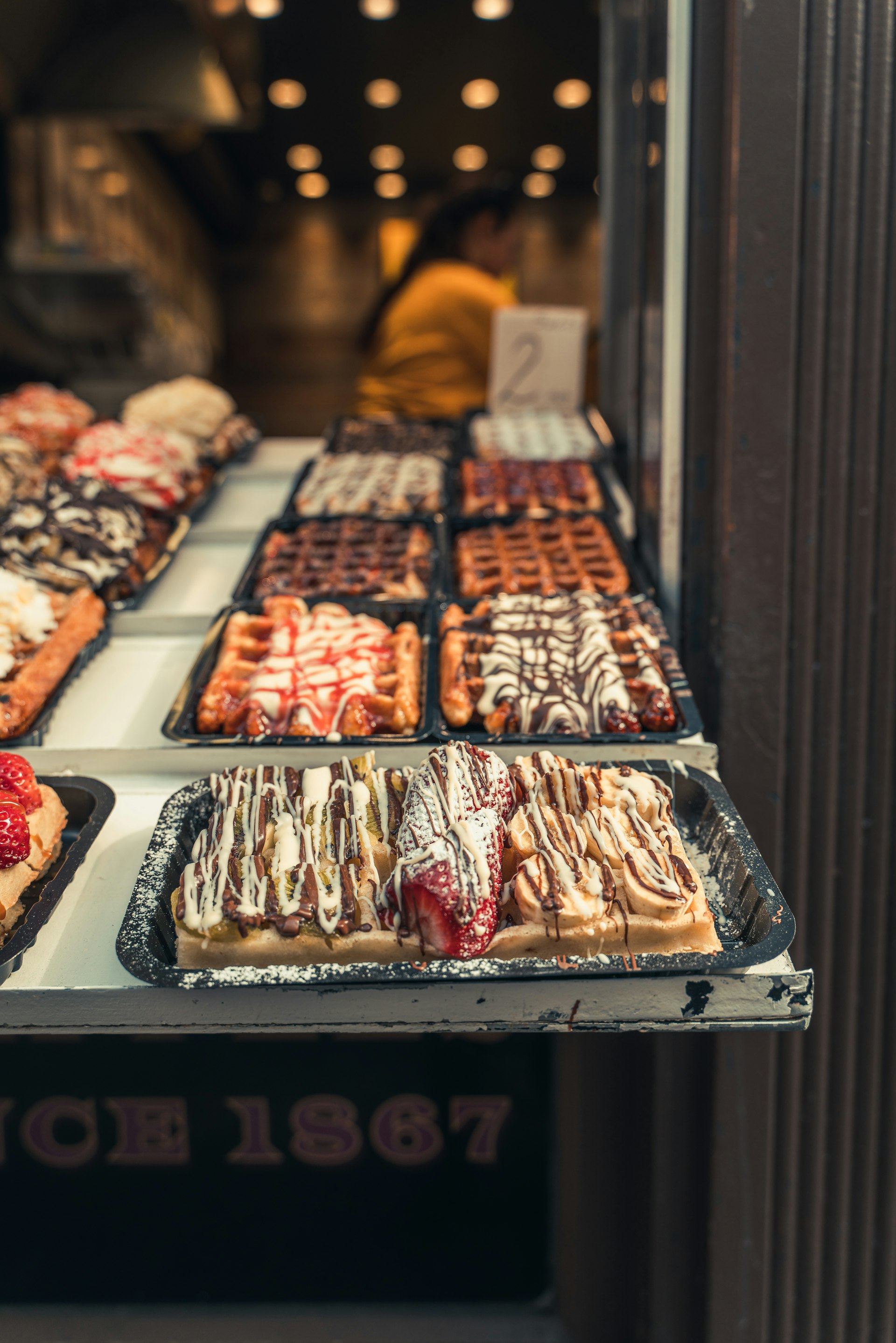Prachtige display van Belgische wafels en patisserie